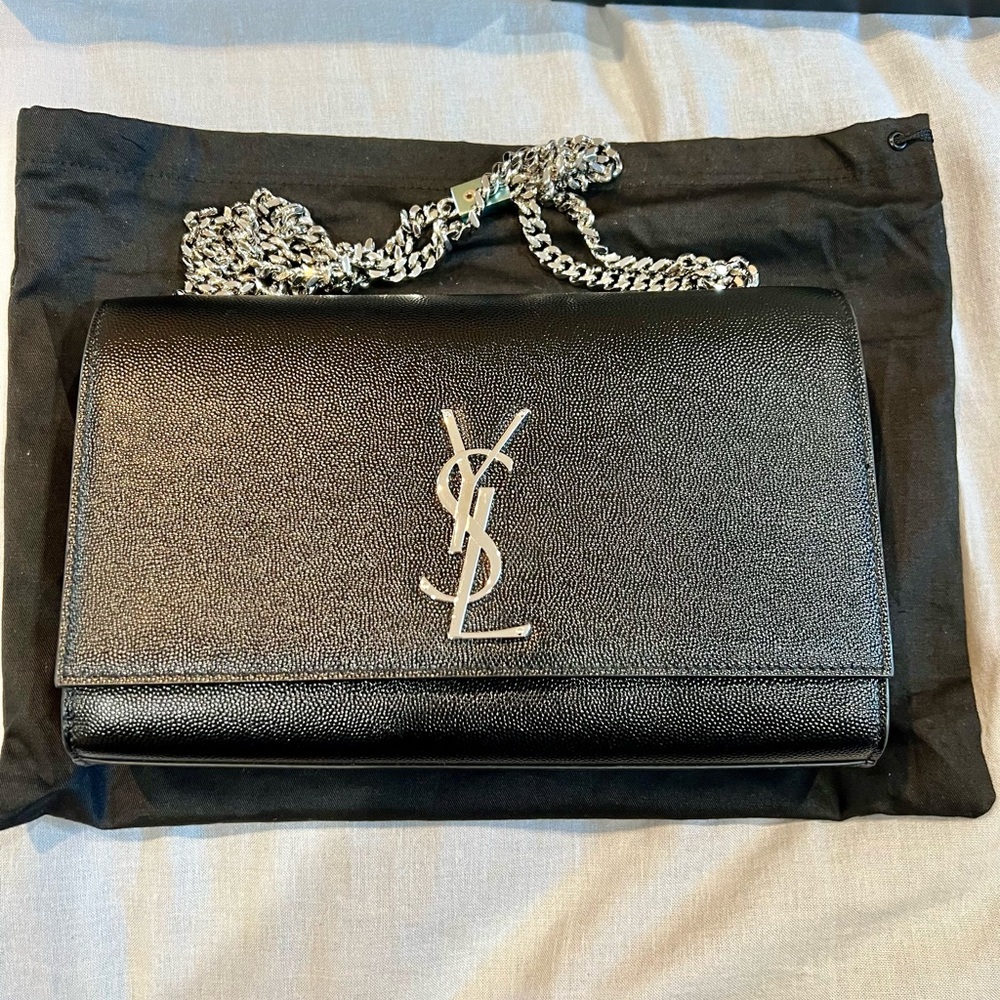 KATE MEDIUM IN GRAIN DE POUDRE EMBOSSED LEATHER - NOIR